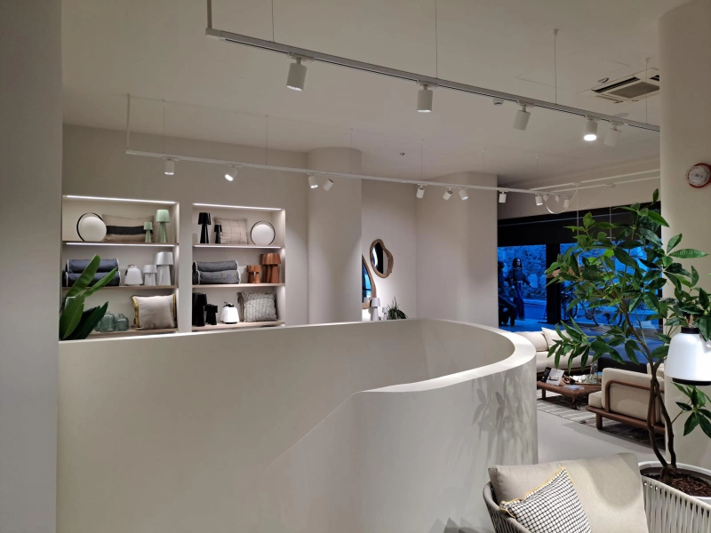 Riqualificazione showroom di arredamento a Verona